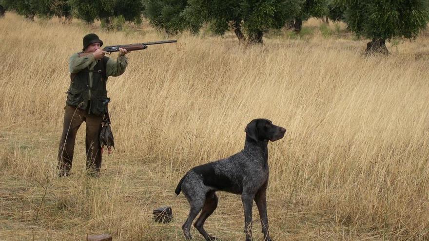 Un cazador, con su perro.