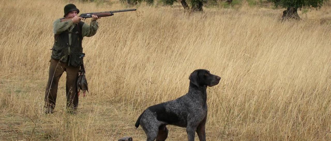 Un cazador, con su perro.