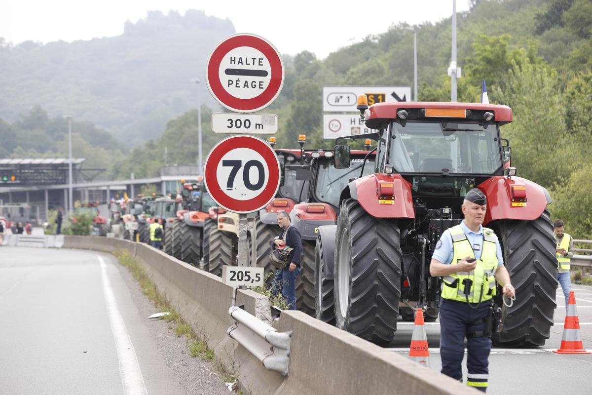 Retenciones y tráfico lento en carreteras guipuzcoanas y en la fronera con Francia por la tractorada de agricultores