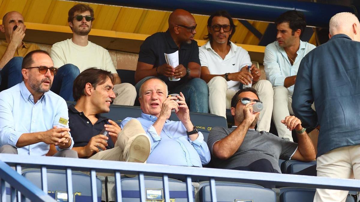 El presidente del Villarreal, Fernando Roig, y el consejero delegado del Submarino, Fernando Roig Negueroles, han encabezado el palco de autoridades.