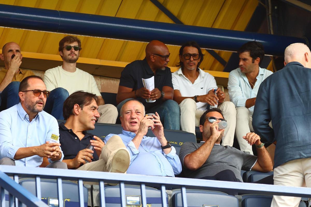 El presidente del Villarreal, Fernando Roig, y el consejero delegado del Submarino, Fernando Roig Negueroles, han encabezado el palco de autoridades.
