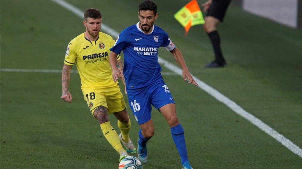 Alberto Moreno y Navas pelean un balón en un duelo de la pasada temporadas