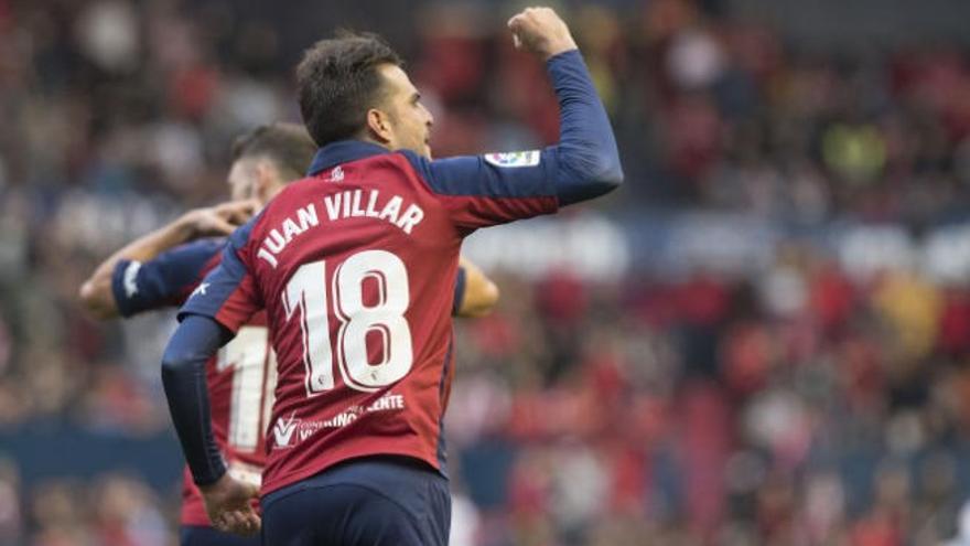 Juan Villar celebra un gol con Osasuna en El Sadar.