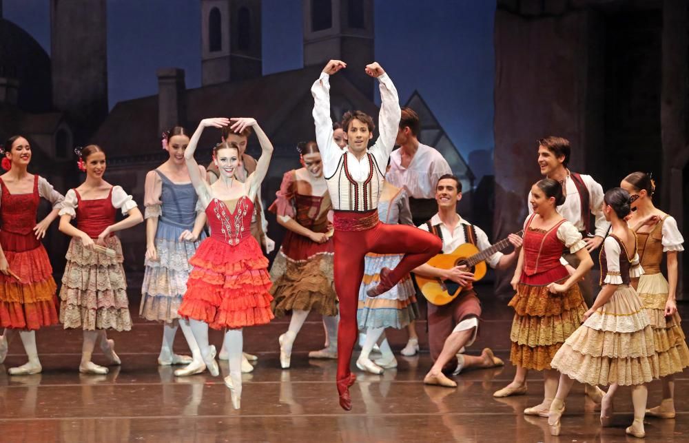 La Compañía Nacional de Danza hizo vibrar al público vigués con una versión del ballet clásico en la que revisa la figura del célebre hidalgo.