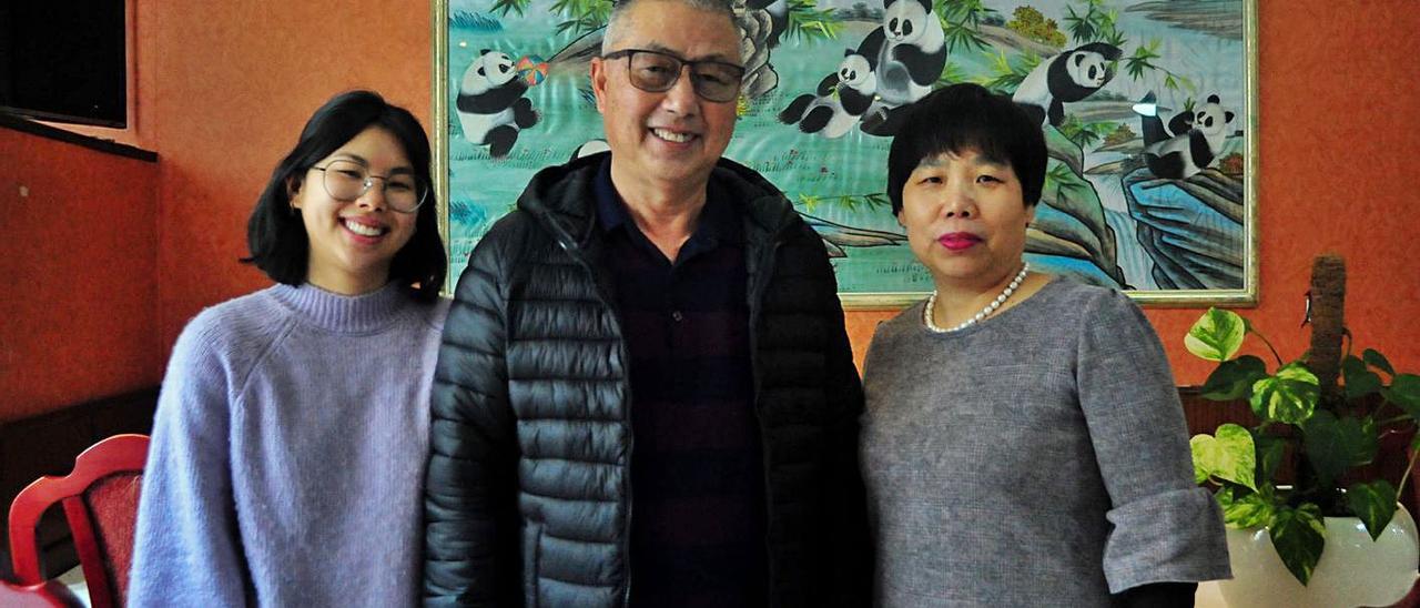 Los padres y la hermana de Shaowei Liu, en el restaurante familiar que tienen en Vilagarcía.  | // IÑAKI ABELLA