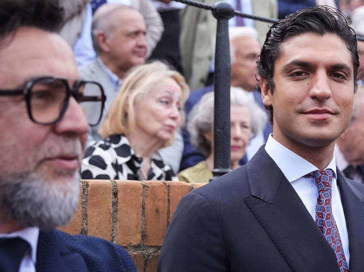 El chef Quique Dacosta y el influencer Tomás Páramo en el callejón de la plaza de toros de Sevilla.