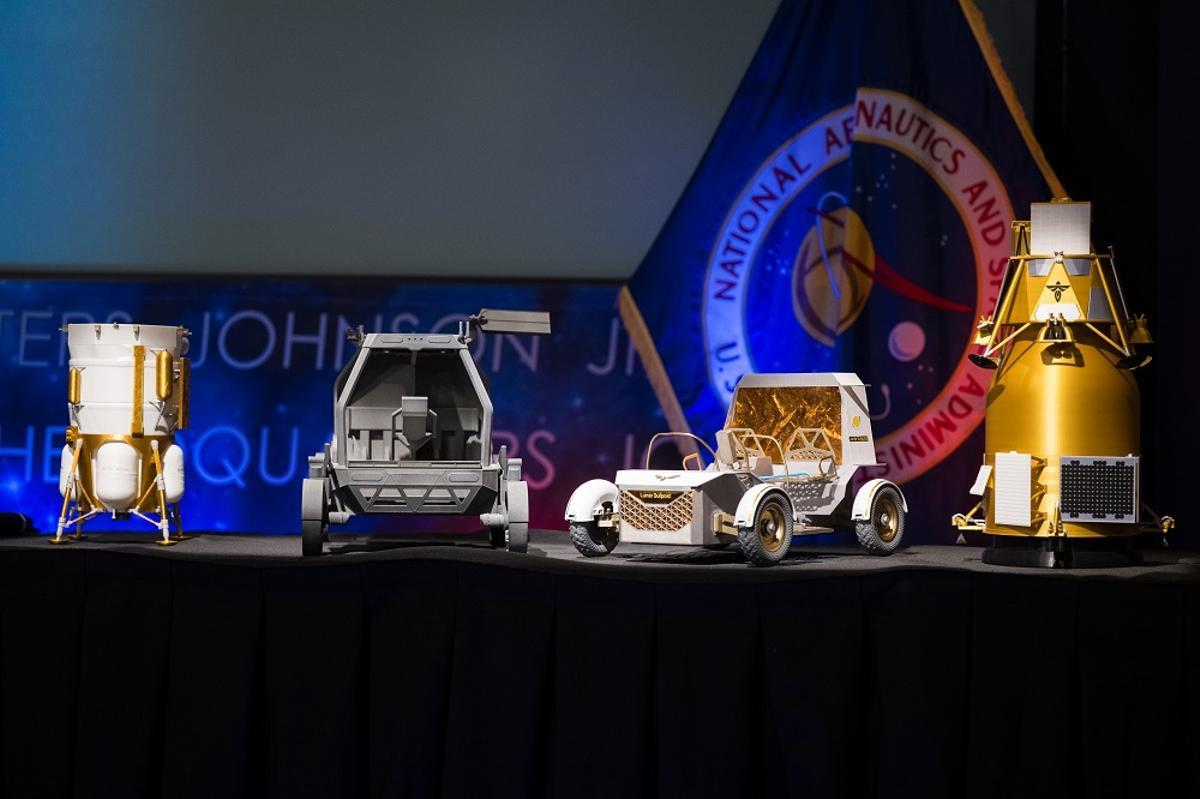 Modelos de naves y vehículos para explorar el polo sur de la Luna presentados por la Nasa en su sede principal de Washington.