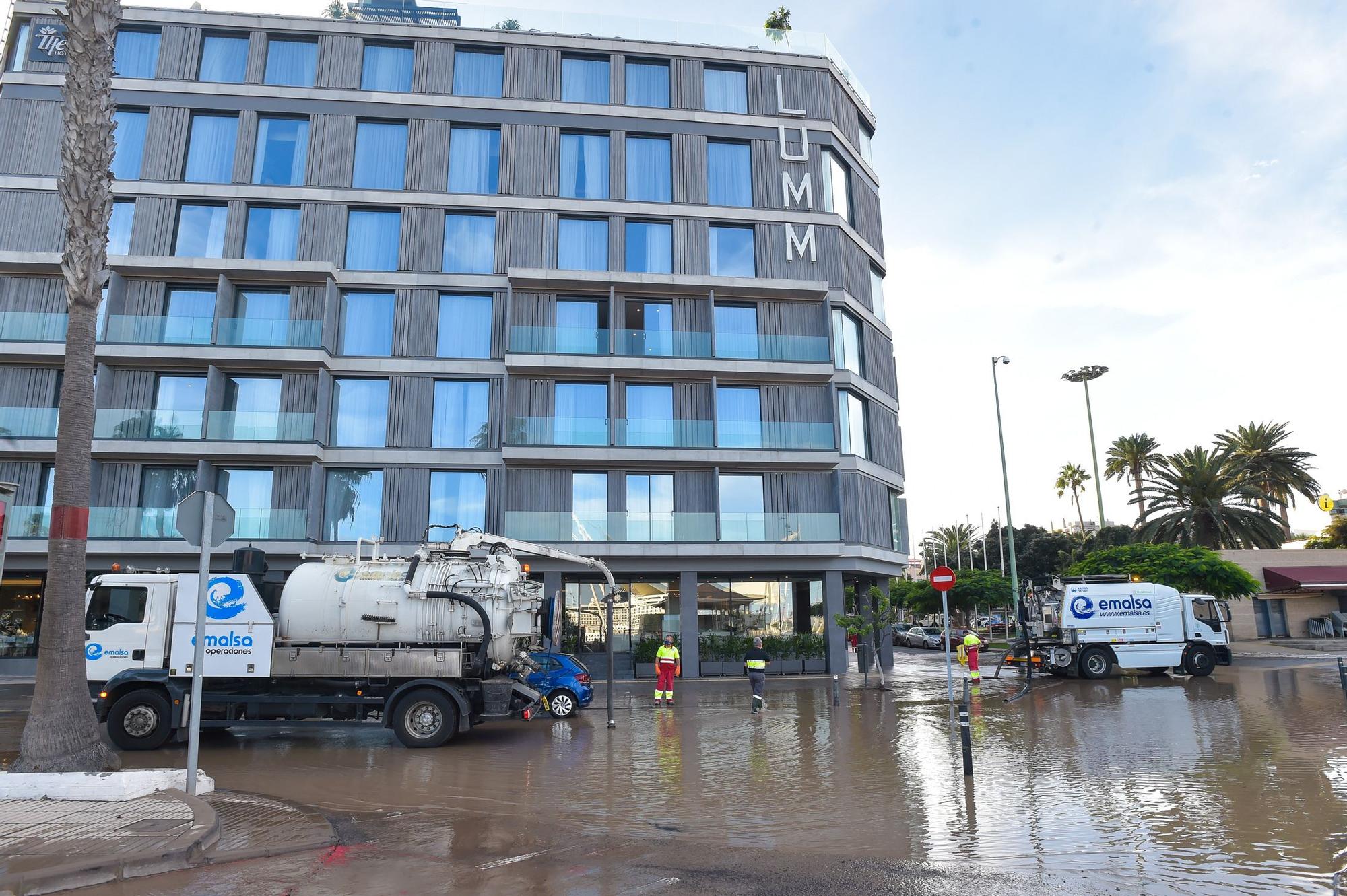 Rotura de una tubería junto a Casino Las Palmas y el hotel Lumm