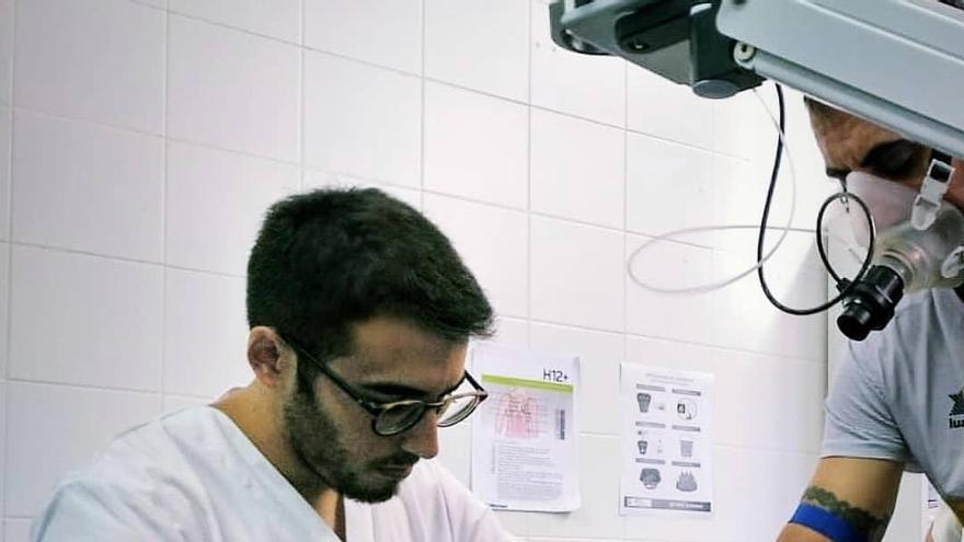 David Navarrete, durante una extracción de sangre en el laboratorio del Grupo Genud de Unizar, en 2019 .