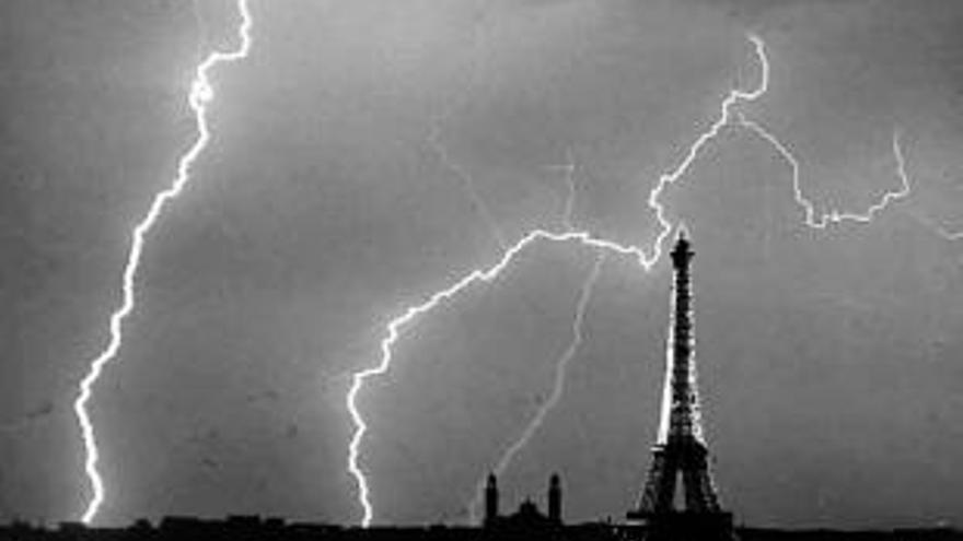 «París, l&#039;été un soir d&#039;orage» (1925). André Kertész.