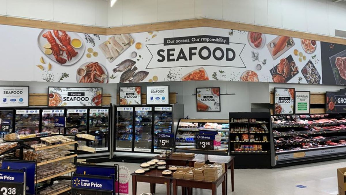 Productos de pesca en un supermercado Walmart