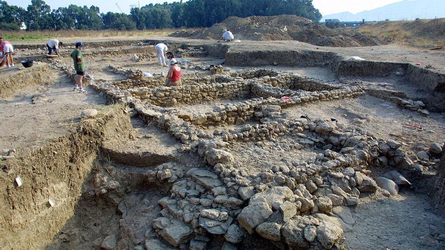 Imagen de la casa 2 con el embarcadero en primer plano, durante la última campaña realizada en el yacimiento (2003).