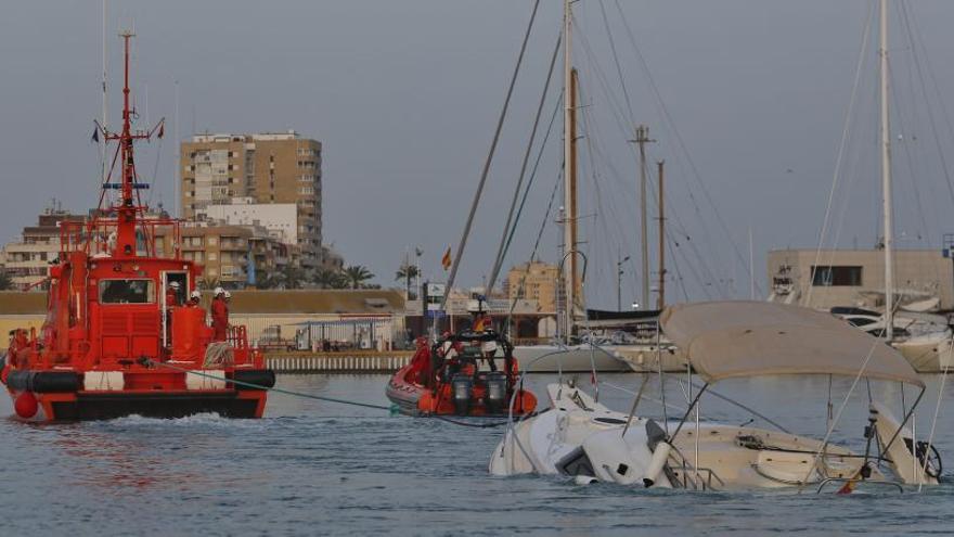 Momento en que Salvamento Marítimo llegaba ayer tarde Torrevieja remolcando el barco semihundido.