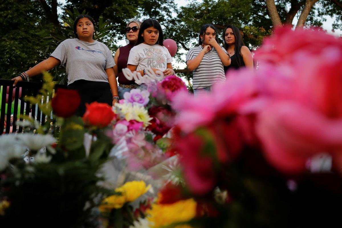 La gente rinde homenaje a las víctimas del tiroteo en la escuela primaria Robb, en el que un hombre armado mató a 19 niños y dos adultos, en Town Square frente al juzgado del condado en Uvalde, Texas, EE. UU. 28 de mayo de 2022. REUTERS/Marco Bello