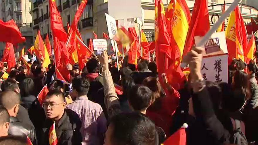 Manifestación de la comunidad china por el bloqueo de sus cuentas bancarias