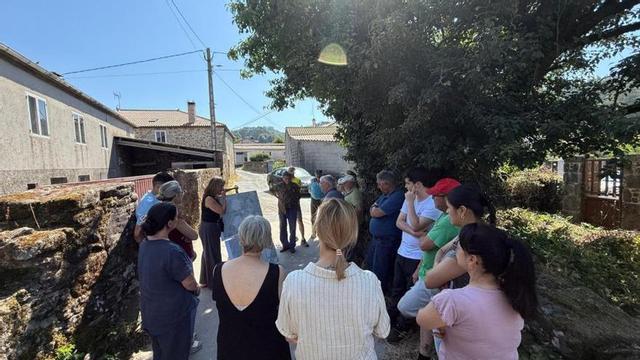 Pena se reunió con los vecinos de Pedrouzo, en la parroquia de Graba. |