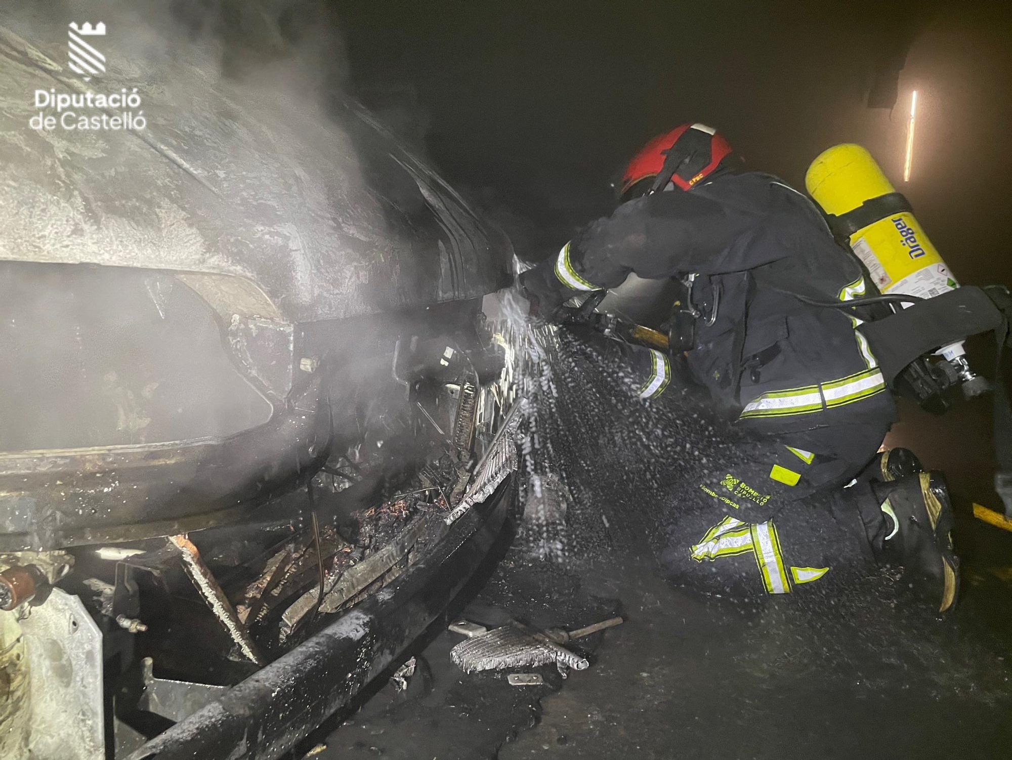 Garaje calcinado por un incendio en la Vall d'Uixó