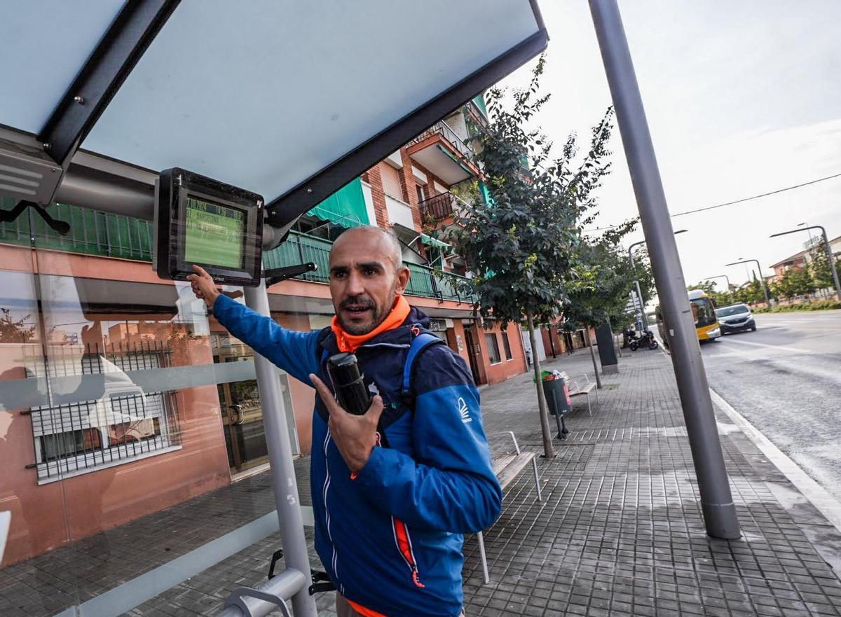 Yassine, usuario de la línea L97, se queja de que la información ofrecida en la pantalla de la parada no es correcta, tras esperar al bus durante tres horas