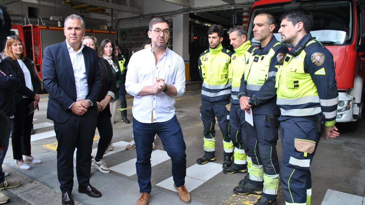 Cuatro de los cinco bomberos homenajeados, con el portavoz del PP, Rafa Domínguez