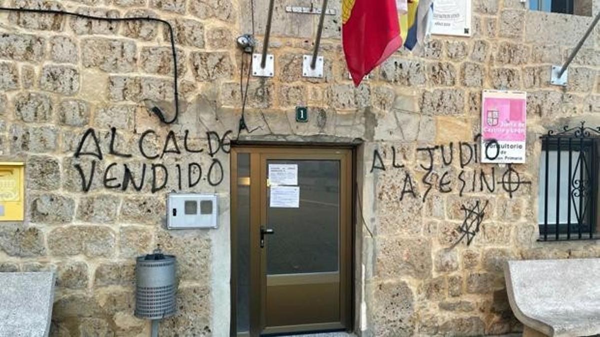 Pintadas contra el alcalde de la localidad de Burgos.