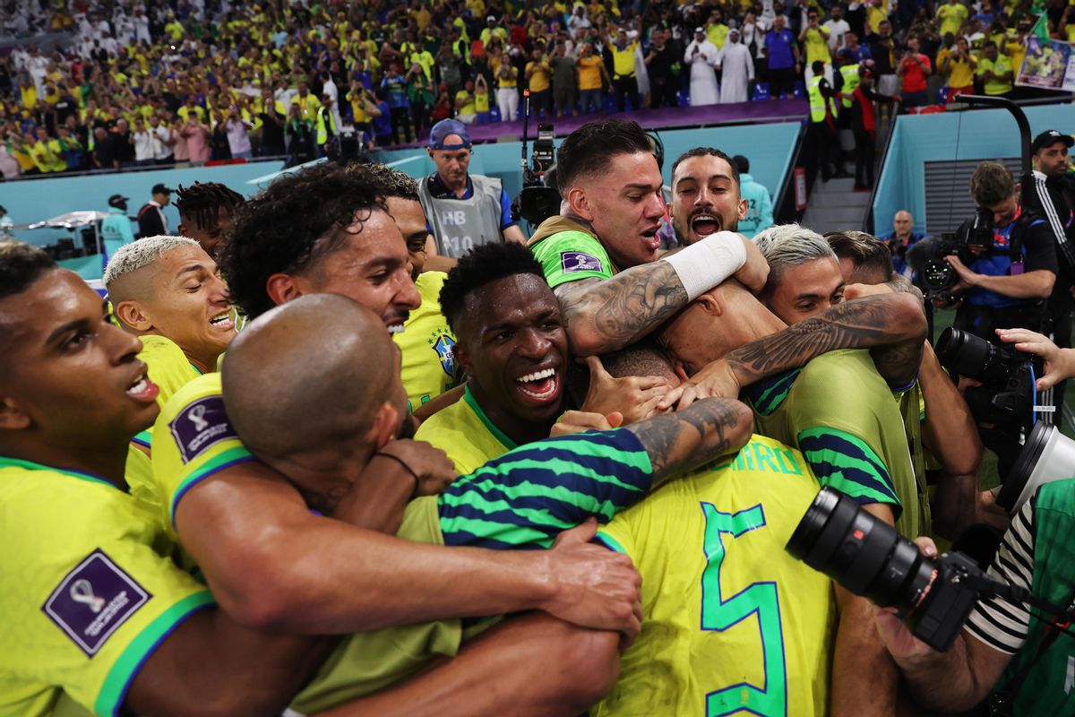 Doha (Qatar), 28/11/2022.- Players of Brazil surround Casemiro (C, bottom) of Brazil as they celebrate his 1-0 goal during the FIFA World Cup 2022 group G soccer match between Brazil and Switzerland at Stadium 947 in Doha, Qatar, 28 November 2022. (Mundial de Fútbol, Brasil, Suiza, Catar) EFE/EPA/Tolga Bozoglu