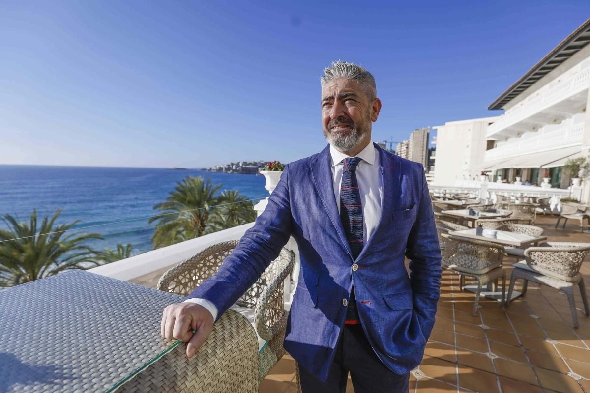 Francisco Serrano posa en la terraza del hotel Nixe Palace, es su director desde 2007.