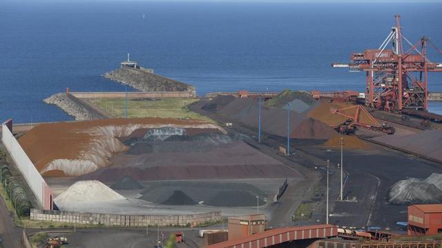 A la derecha la zona de acopio del Muelle Marcelino León y a la izquierda la explanada trasera de Ebhisa, repletas, ayer, de mineral de hierro.