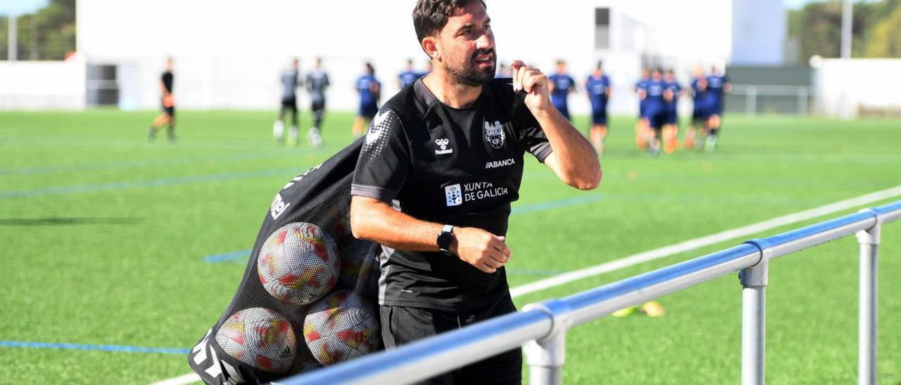 Antonio Fernández con una bolsa de balones en un entrenamiento del Pontevedra. |  // GUSTAVO SANTOS