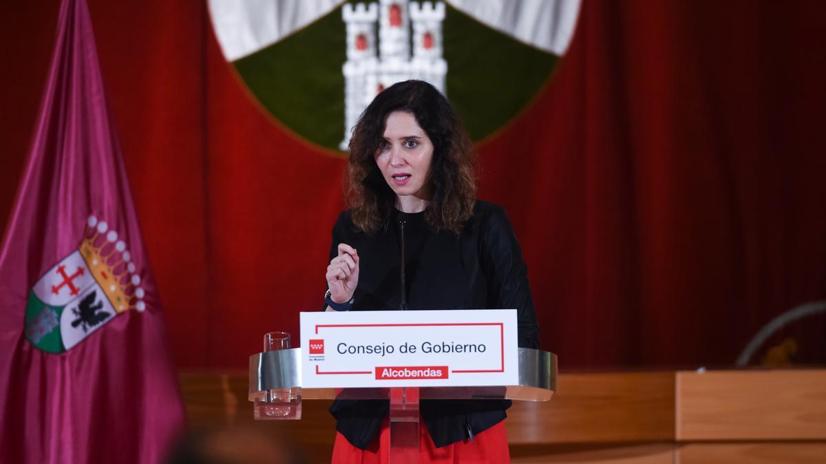 La presidenta de la Comunidad de Madrid, Isabel Díaz Ayuso, ofrece una rueda de prensa tras la reunión del Consejo de Gobierno, que de forma extraordinaria se celebra en el Ayuntamiento de Alcobendas, a 10 de abril de 2024, en Alcobendas, Madrid (España).