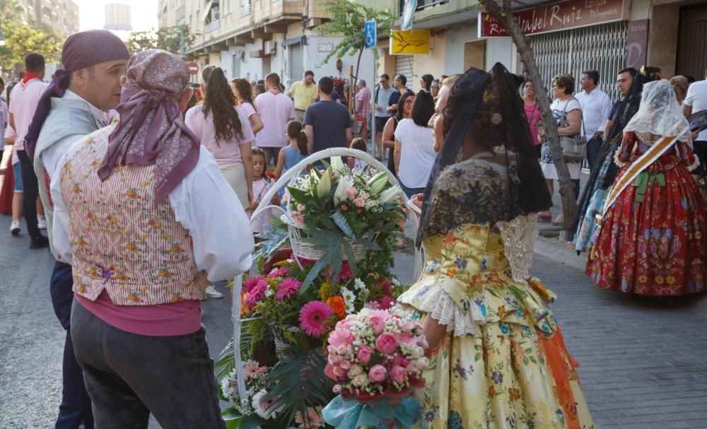 Ofrenda de flores a la Virgen.