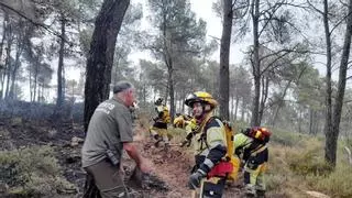 Controlado un incendio forestal junto al caserío el Puntal en Enguera en plena tormenta