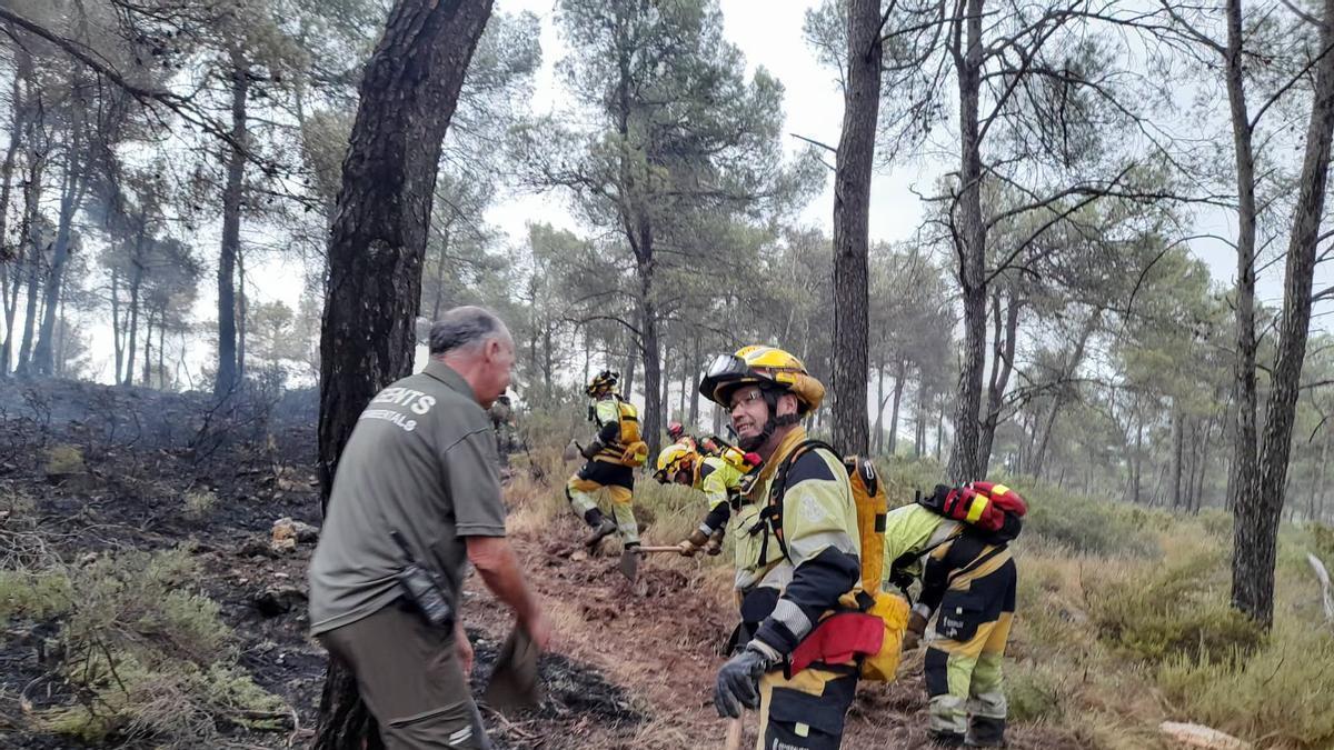 Trabajos de extinción del incendio en Enguera.