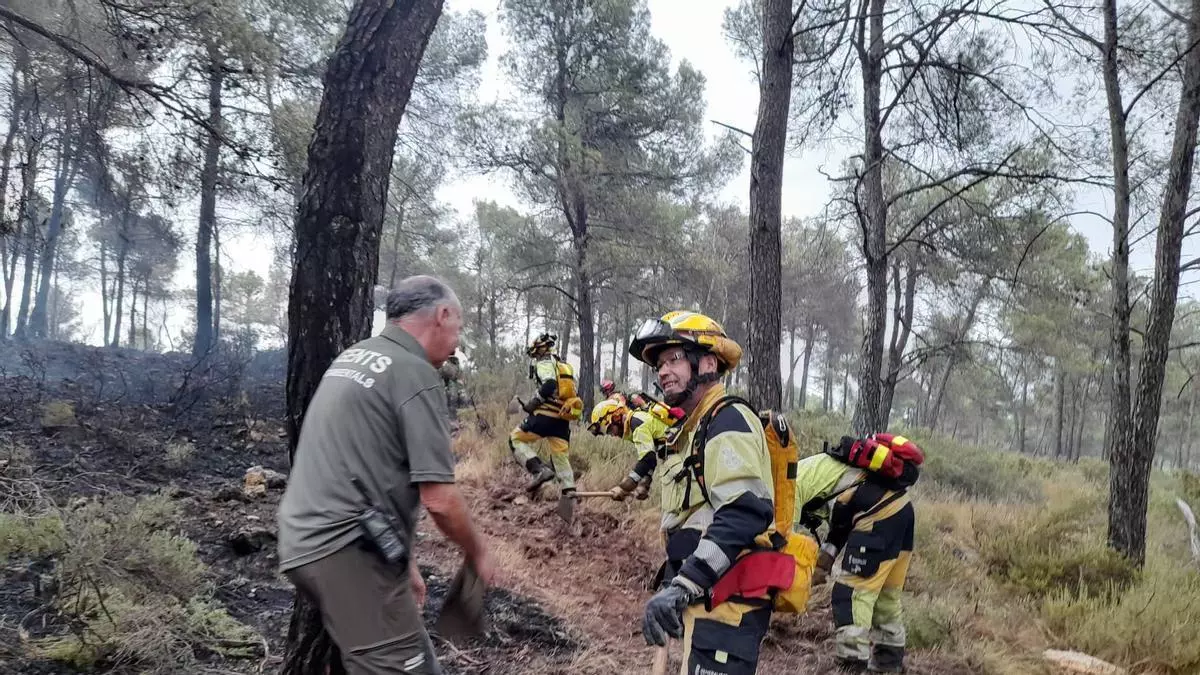 Controlado un incendio forestal junto al caserío el Puntal en Enguera en plena tormenta