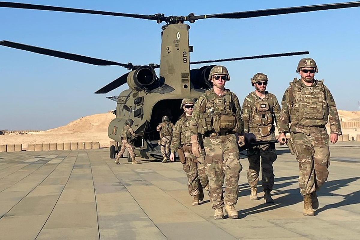 Militares españoles de la Unidad de Helicópteros, en Irak durante la operación Inherent Resolve
