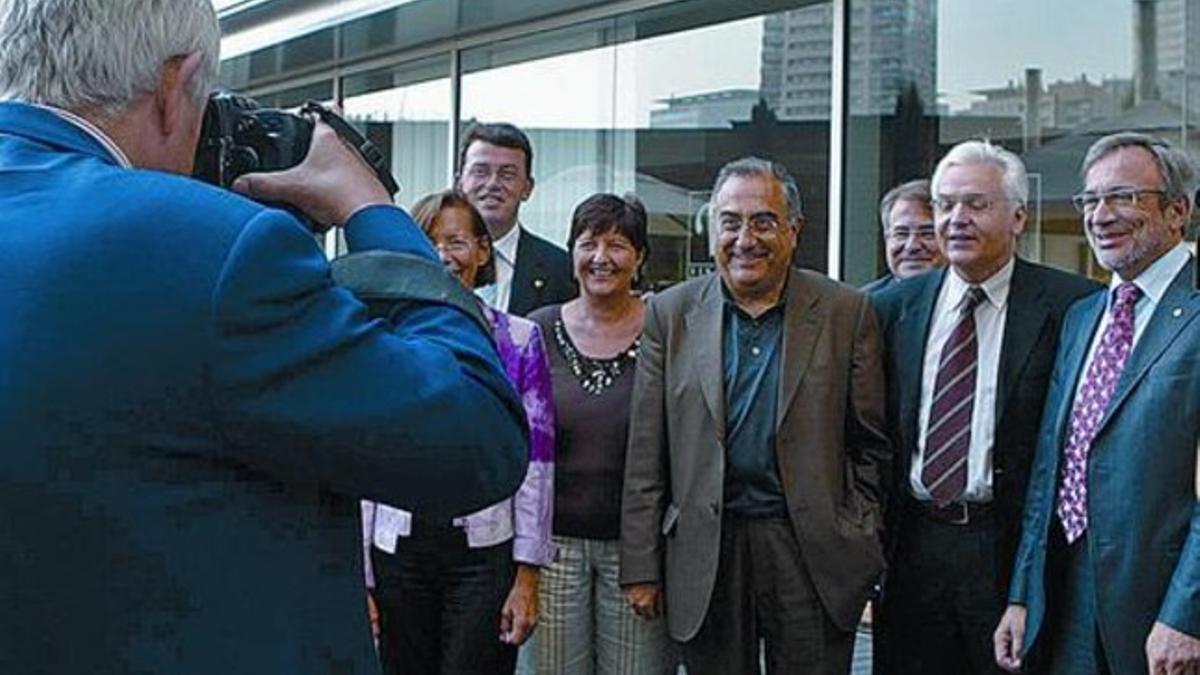 Pasqual Maragall (de espaldas) fotografía a sus 'consellers' en el 2006. Mascarell posa entre Nadal y Sabaté.