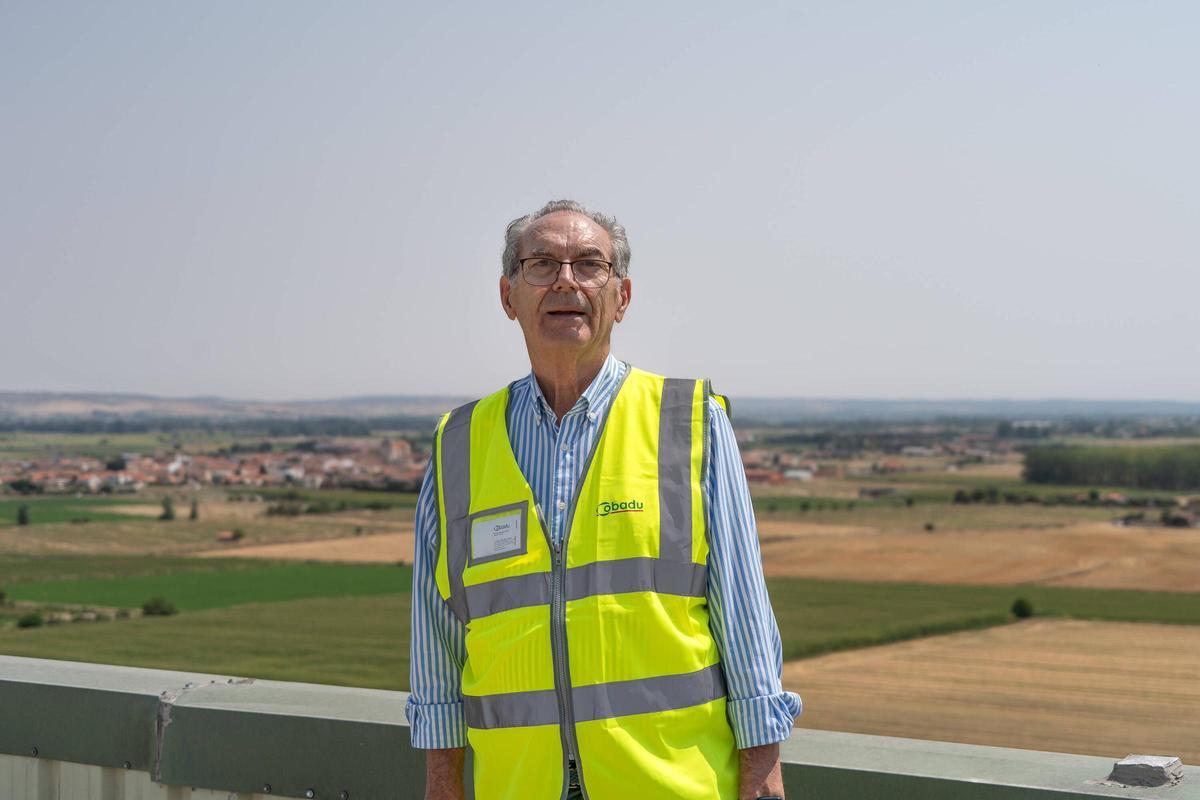 Rafael Sánchez Olea desde la torre de Cobadu con las espectaculares vistas a la Tierra del Vino