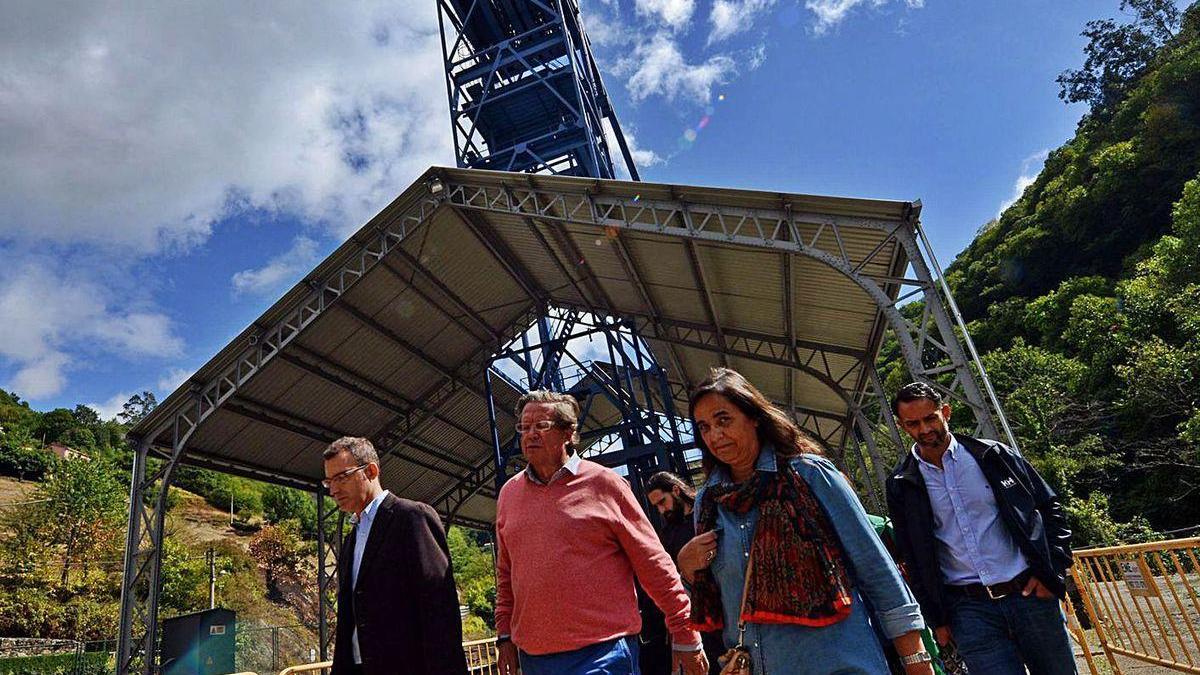 Visitantes en el pozo Santa Bárbara, durante uno de los recorridos organizados en el verano de 2017.