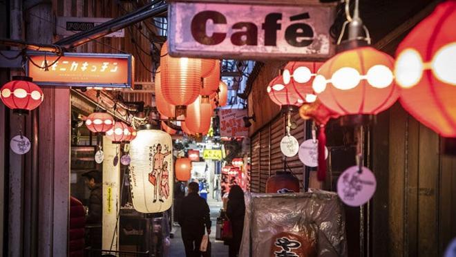 Una de las callejuelas llenas de bares del Harmonica Yokocho Alley