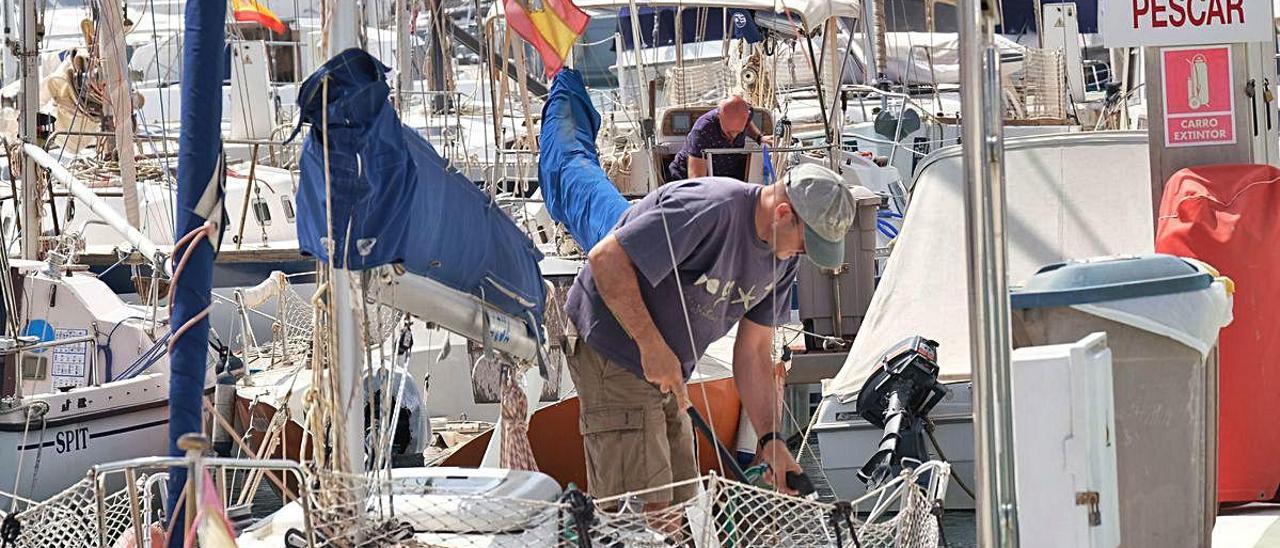 Tareas de mantenimiento en el pantalán con puntos de amarre en Torrevieja.