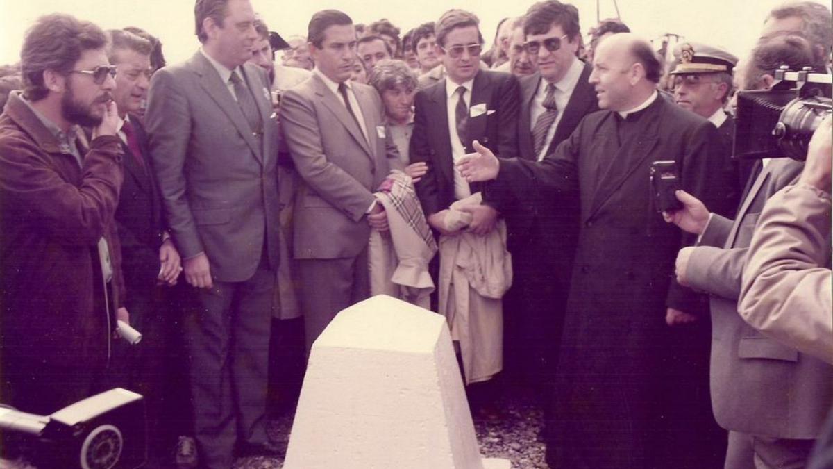 Los políticos durante la inauguración de las obras que acabarían con el aislamiento del municipio.