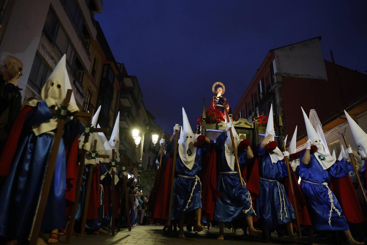 EN IMÁGENES: La multitudinaria procesión del Encuentro en Avilés