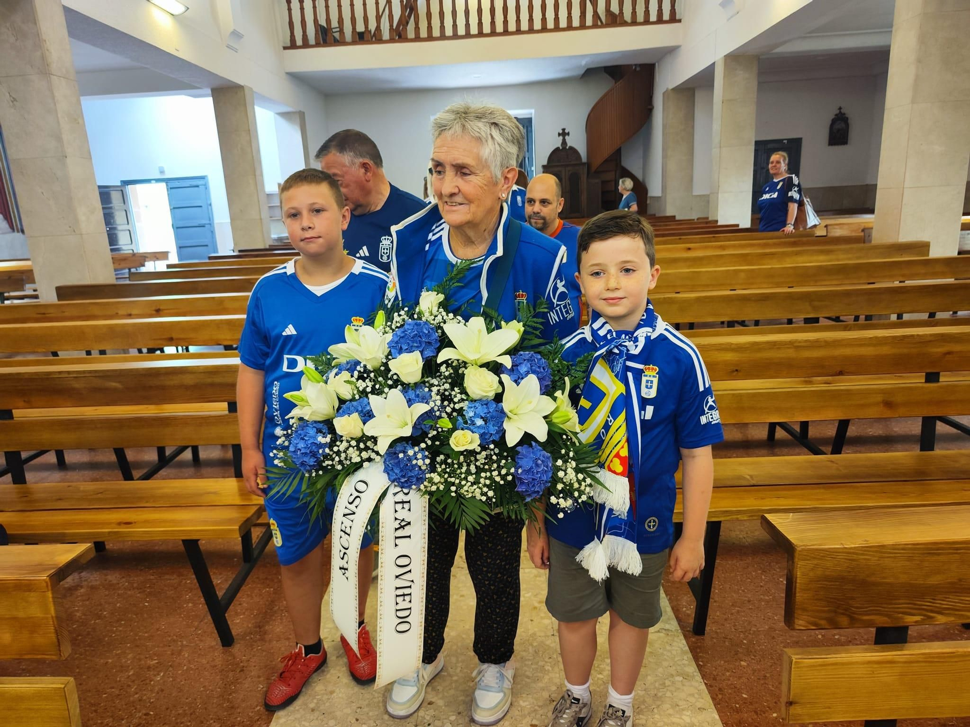 Ofrenda azul en Lugo de Llanera: los oviedistas agradecen a Santa María el ascenso a Primera