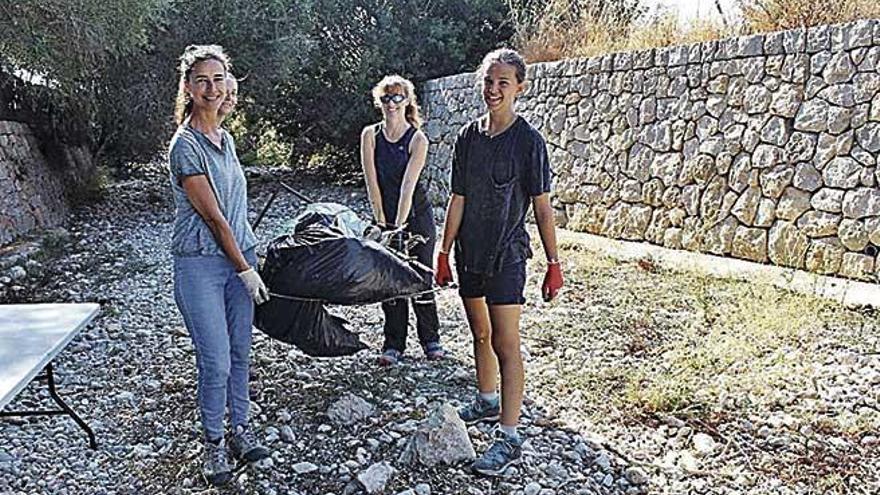 Voluntarias retirando basura del torrente del Rafal GarcÃ©s.