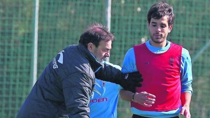 Abel Resino corrige a Borja Oubiña durante un reciente entrenamiento en A Madroa. // Ricardo Grobas