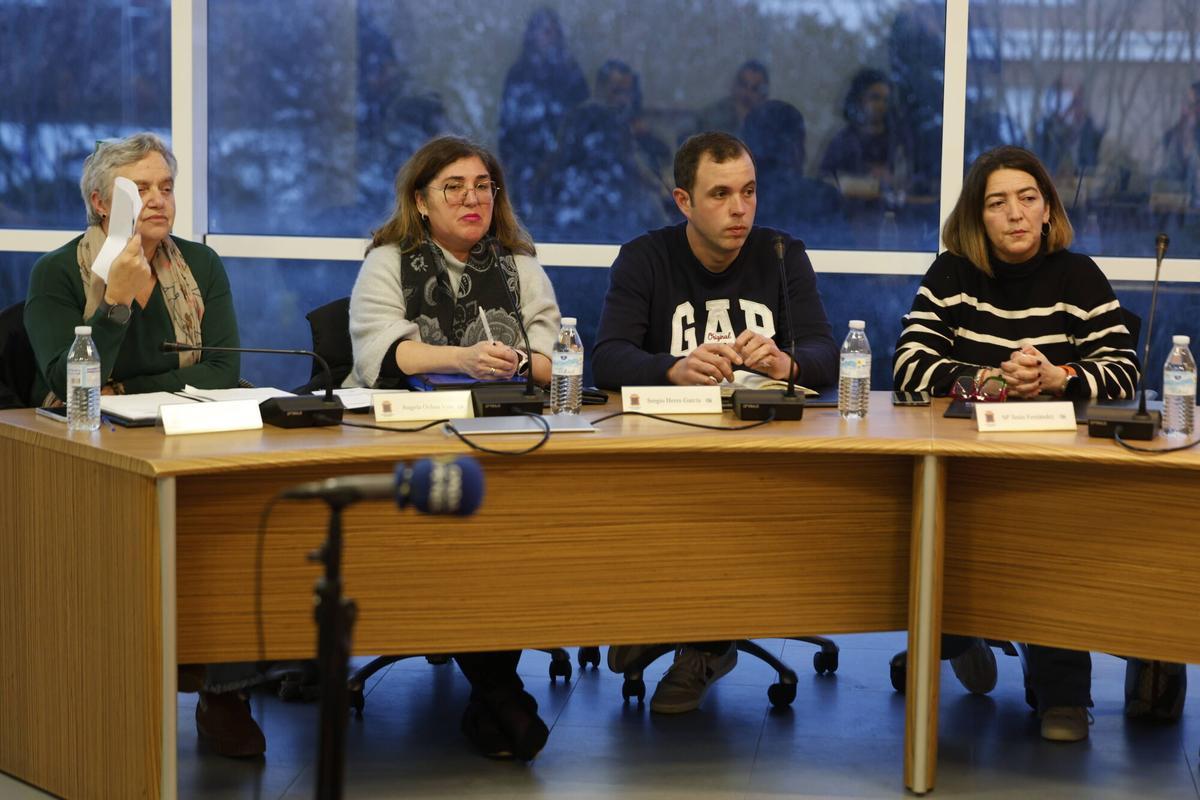 En el centro, Ángela Ochoa y Sergio Heres, los dos ediles del PP de Gozón, flanqueados por las dimisionarias Adelaida Velarde (izquierda) y María Jesús Fernández (derecha).