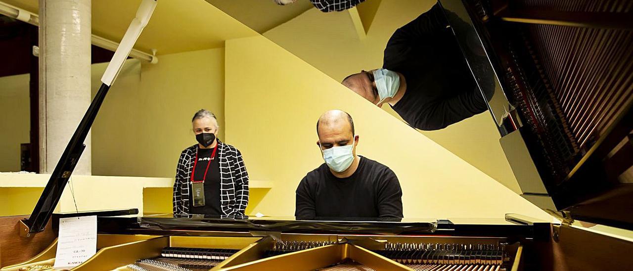 La edil de Cultura, Eva María Pérez, junto a Agustín Cobo, uno de los profesores, con el nuevo piano. | LNE