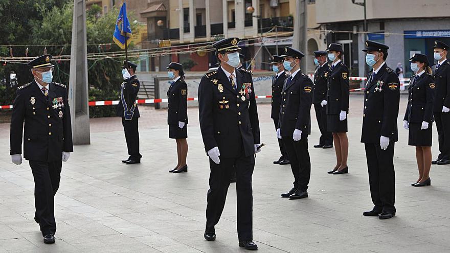 El alcalde y el comisario, durante el homenaje a los caídos.    | D. TORTAJADA