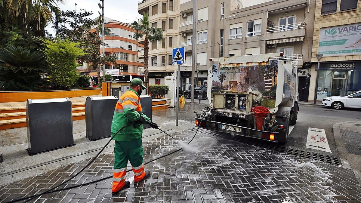 Imagen de la limpieza viaria realizada por Acciona en el centro del casco urbano de Torrevieja.