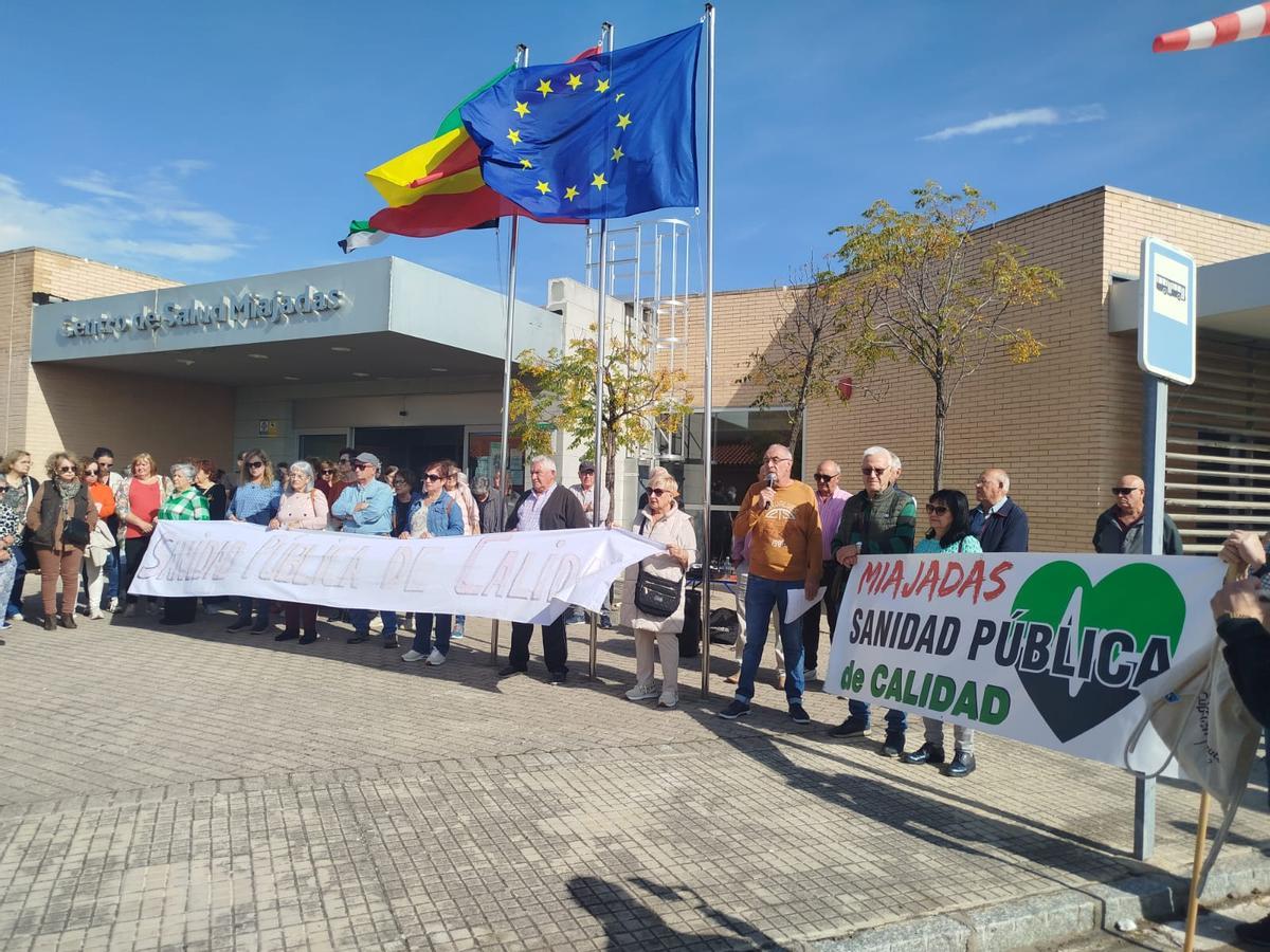 Vecinos protestan a las puertas del Centro de Salud de Miajadas.