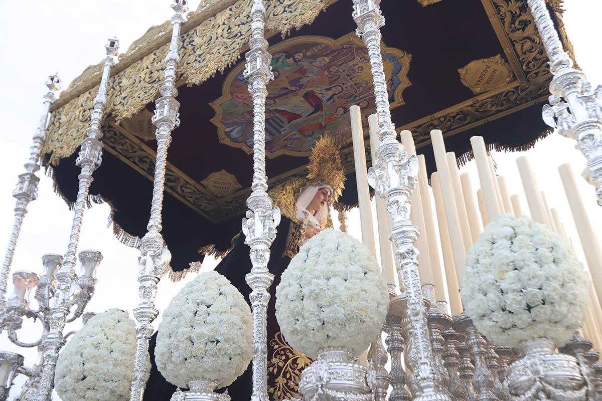 La Vera Cruz desafía la previsiones y llega a la Catedral La Vera Cruz desafía la previsiones y llega a la Catedral